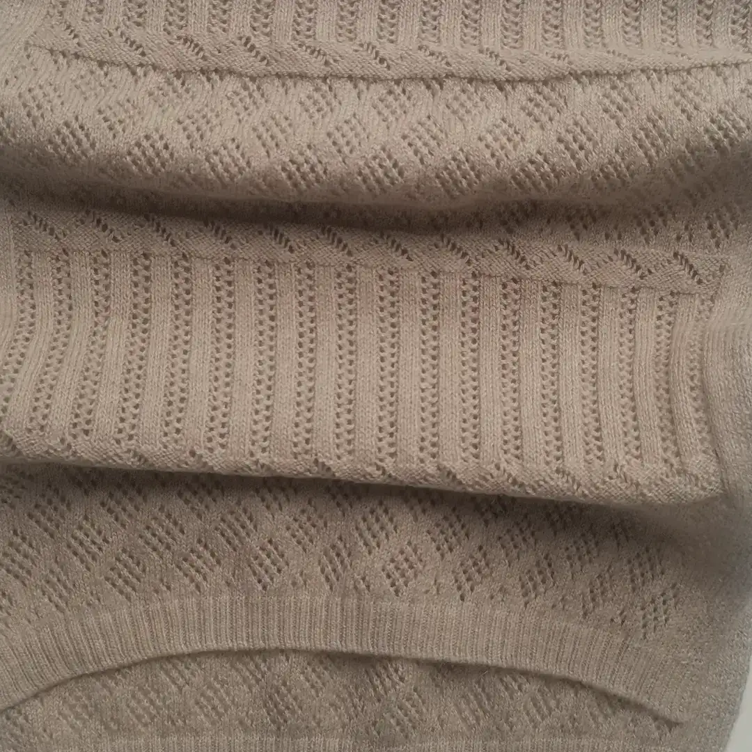 China Yarn for Ladies Vest (Sweater),Men’s Vest (Sweater),Open Cardigan (Sweater),Knitted Jacket (Sweater),Round Neck Pullover (Sweater),Crew Neck Pullover (Sweater),U-Neck Cardigan (Sweater),Kids V-Neck Cardigan (Sweater) Semi-Worsted Spun Regular Yarn Cotton Cashmere 16-1105TCX(B2207） color buy from China wholesaler bulk order at wholesale price free worldwide shipping Alibaba