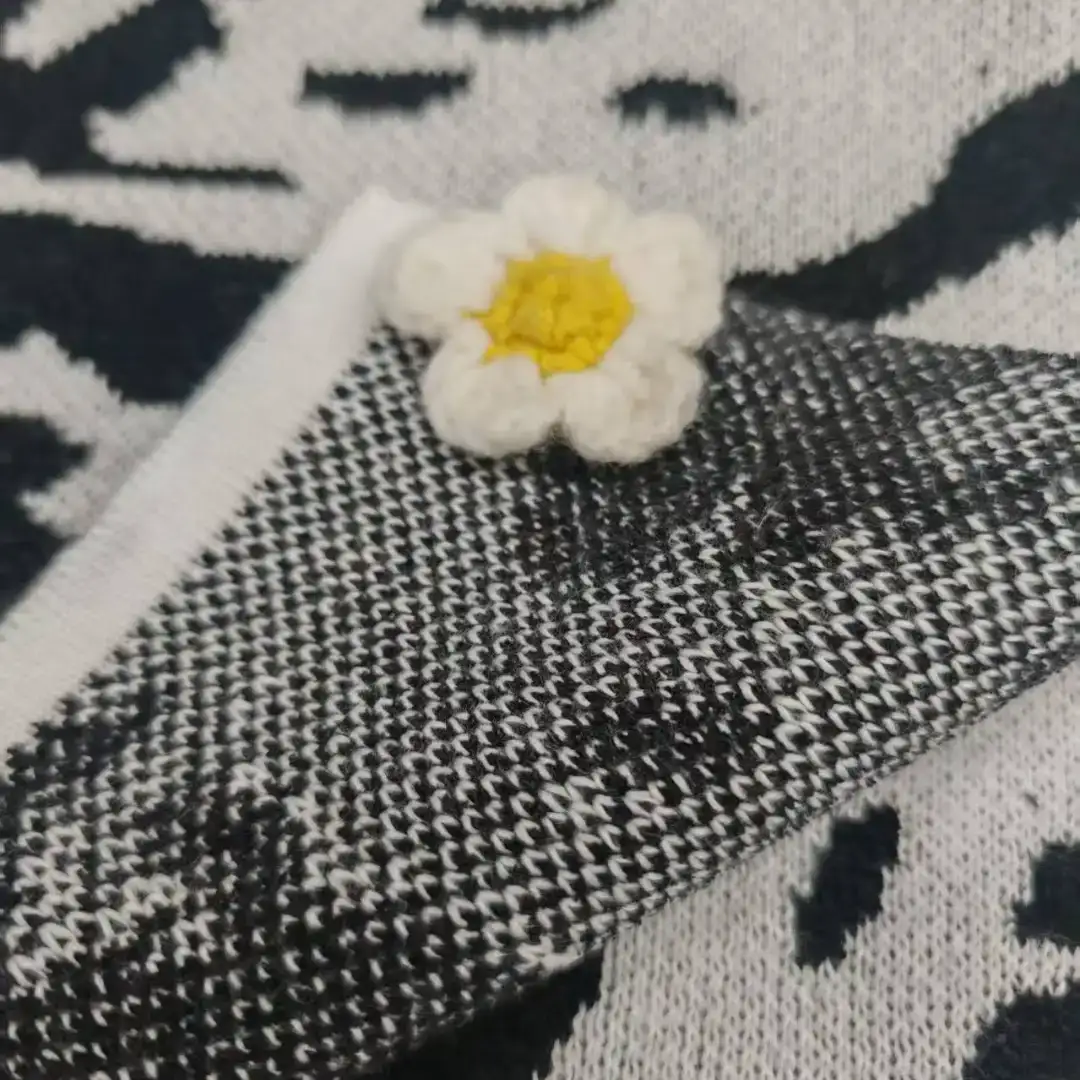 China Yarn for Open Cardigan (Sweater),Full-Zipper Cardigan (Sweater),Half-Zipper Cardigan (Sweater) Shiny Chenille Fancy Yarn Polyester black，white color buy from China wholesaler bulk order at wholesale price free worldwide shipping Alibaba