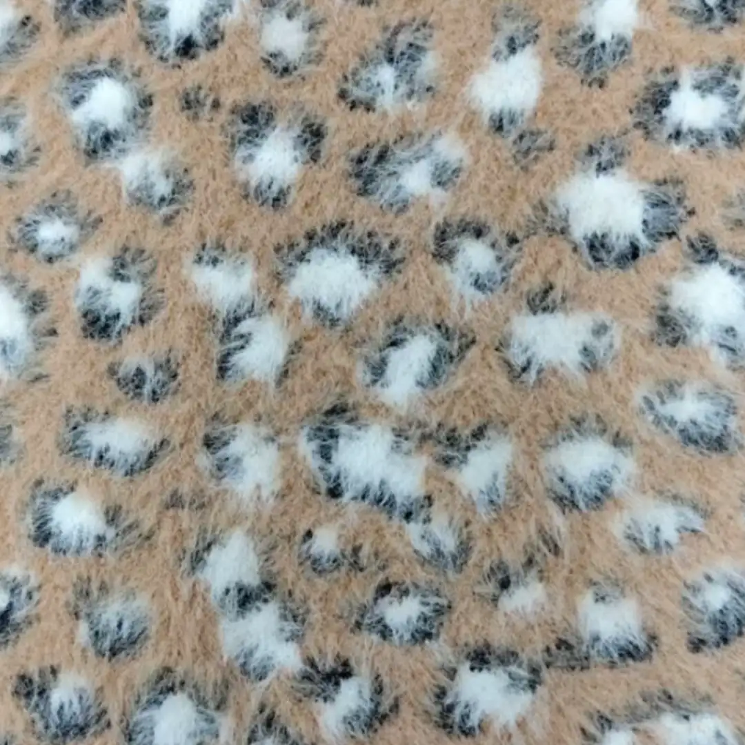 China Yarn for Dresses (Cardigan Button) (Sweater) Cat Feather Yarn Fancy Yarn Nylon 棕色和白色 color buy from China wholesaler bulk order at wholesale price free worldwide shipping Alibaba